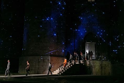 Cosmogonie in passerella: Gucci sfila a Castel del Monte.